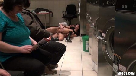 Трахает телку прямо в прачечной пока она согласна