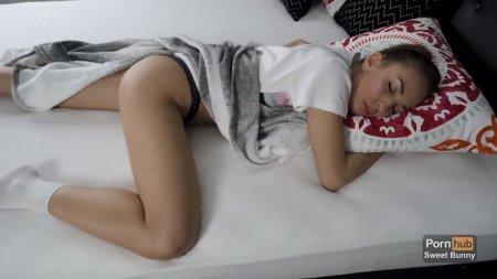 Полусонная сестра вписалась в инцест с братом