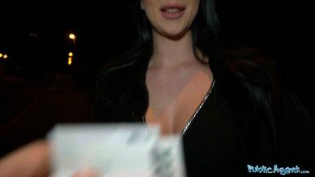 Брюнетка охотно заработала денег