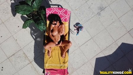 Лысый с помощью квадрокоптера соблазнила красивую соседку