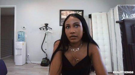 Мулатка приехала в гости к бородатому режиссеру